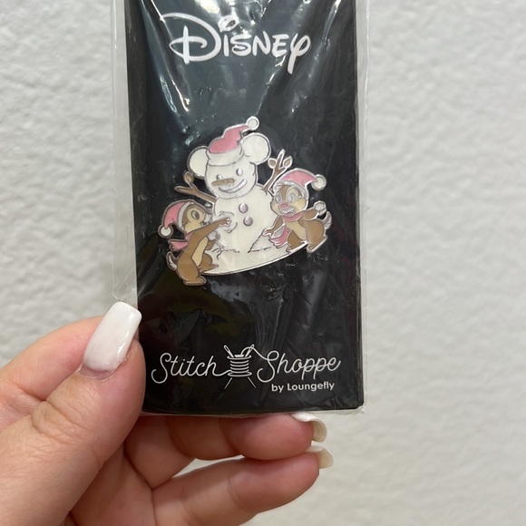 NEW Loungefly Chip & Dale Snowman Holiday Pin - Picture 3 of 3